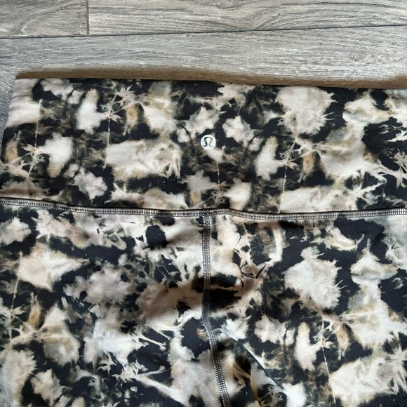Lululemon Wunder Train HR Tight 25" size 10
Dispersed Light Raw Linen multi - Picture 7 of 9